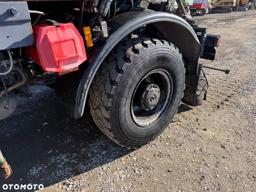 Mercedes-Benz 1833 - 9