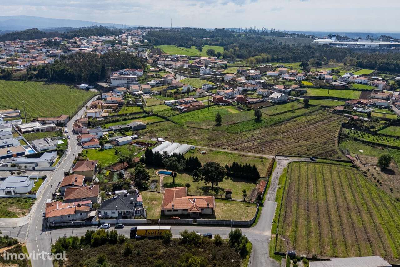 Quinta com moradia, em fase de construção, implantada num terreno com - Grande imagem: 2/12