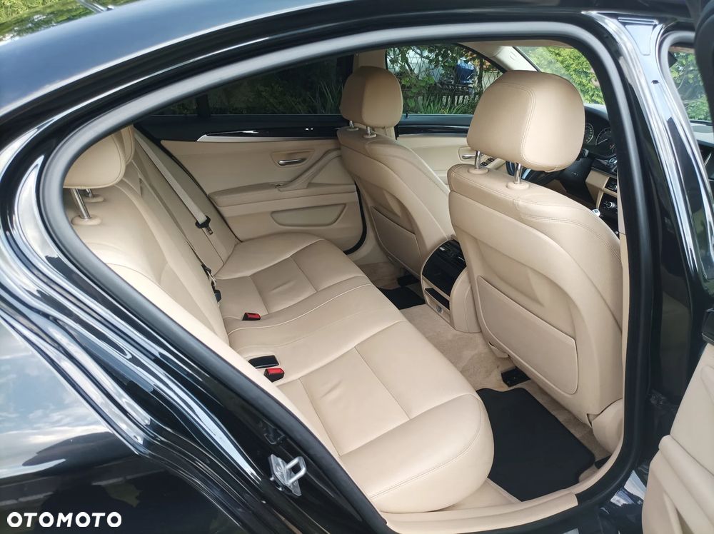 BMW Seria 5 525d xDrive - 14