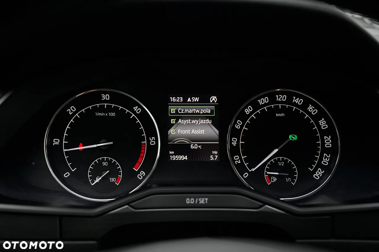 Skoda Superb 2.0 TDI DSG Premium Edition - 17