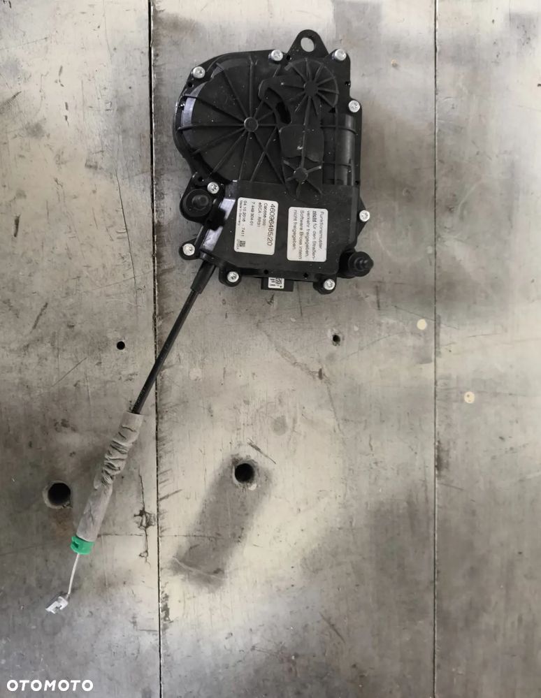 zamek dociąg klapy tył Rolls Royce cullinan - 1