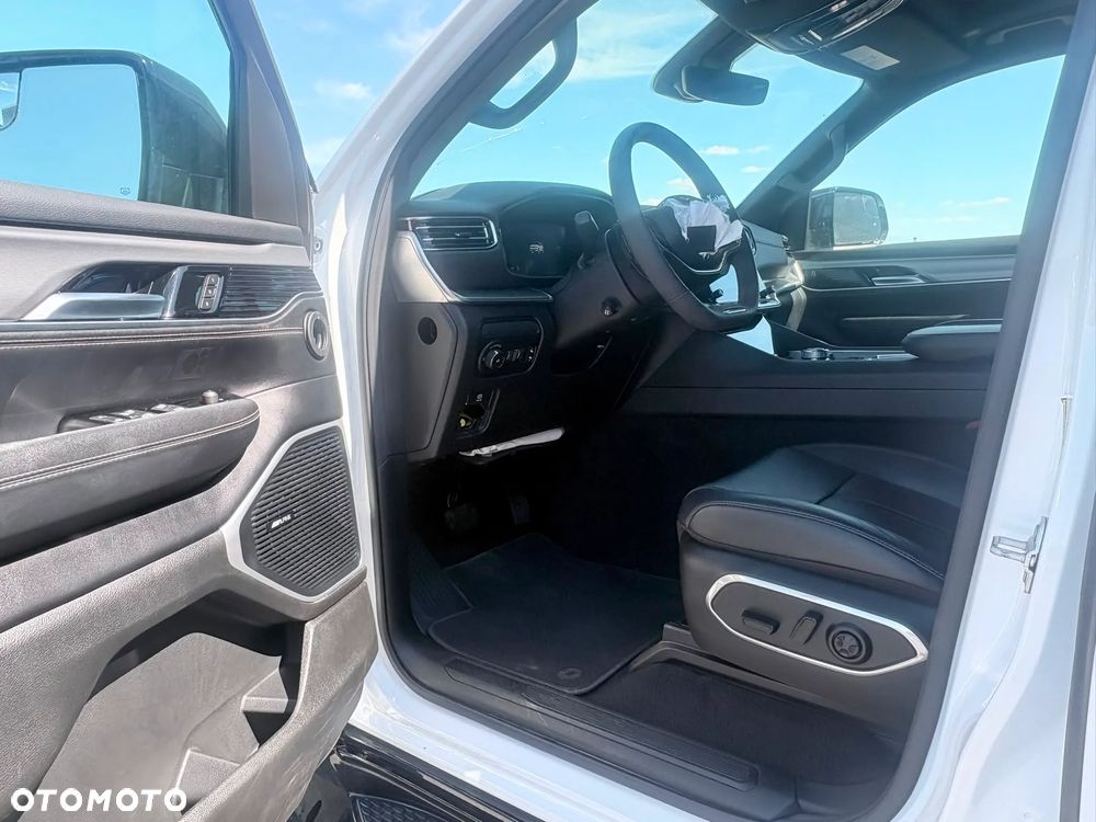 Jeep Wagoneer - 12