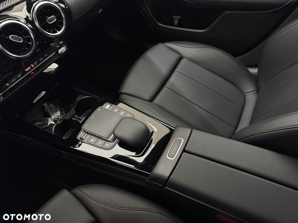 Mercedes-Benz Klasa A 180 Style 7G-DCT - 24