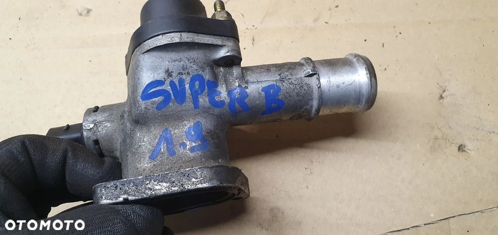 Przewód wąż wody obudowa termostatu Skoda Superb I 1.9 TDI 038121133A - 9
