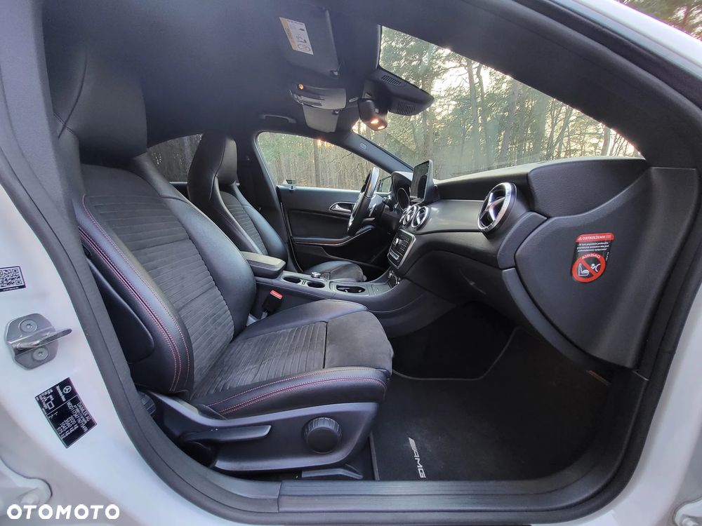 Mercedes-Benz CLA 220 4-Matic AMG Line - 22