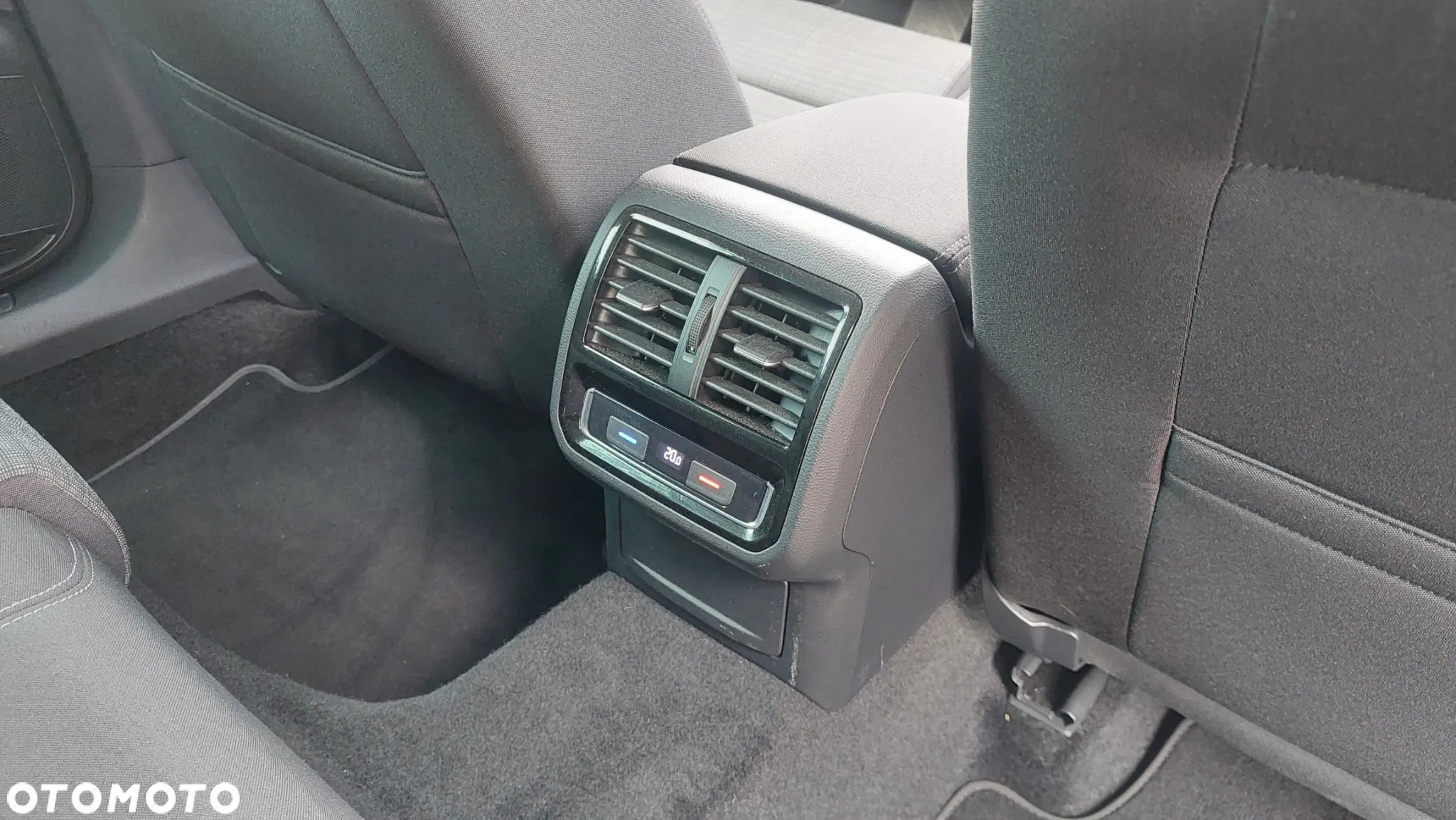 Volkswagen Passat - 11