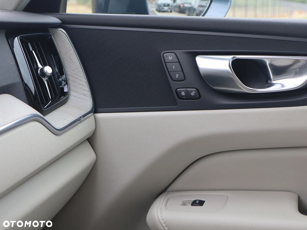 Volvo XC 60 B4 D AWD Plus Bright - 25