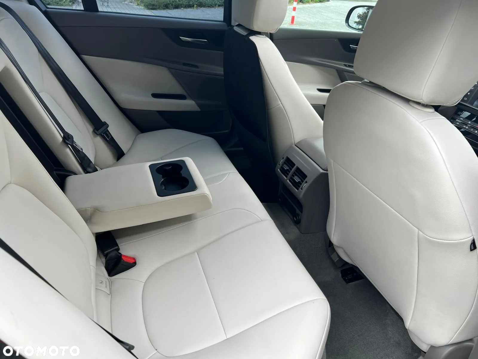 Jaguar XE 2.0 T Prestige - 17