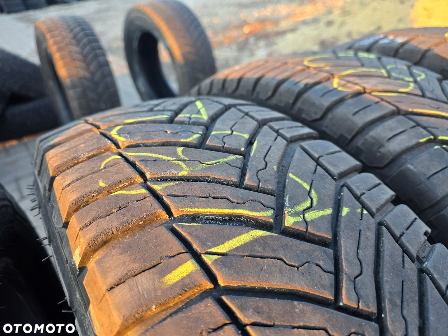 MICHELIN AGILIS CROSSCLIMATE 215/65R16C 109/107T 4X 24R - 4