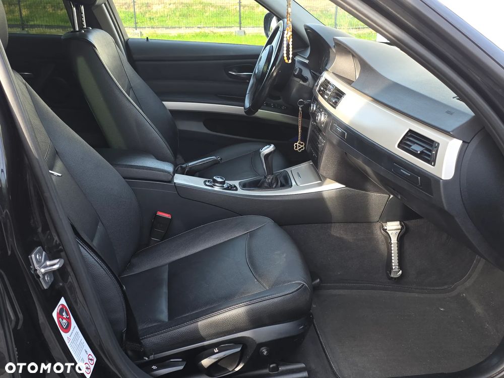BMW Seria 3 320d DPF Touring - 10