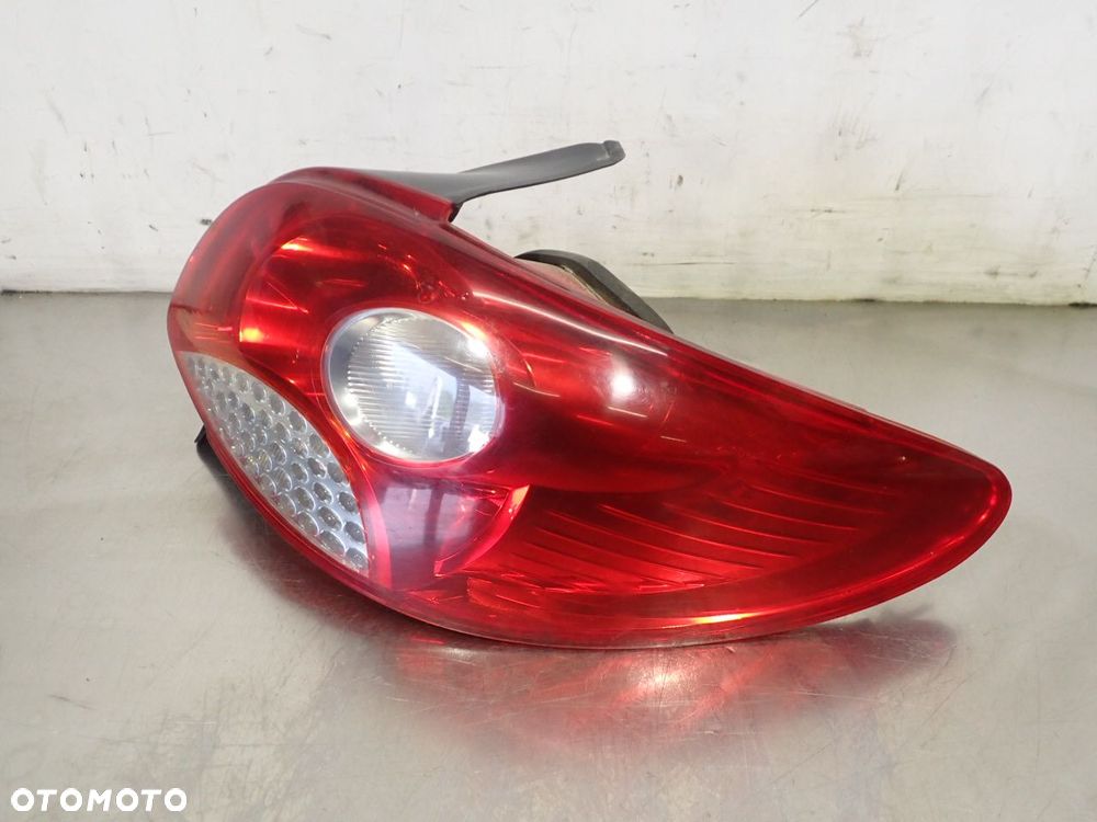 LAMPA PRAWA TYLNA PEUGEOT 207 - 2