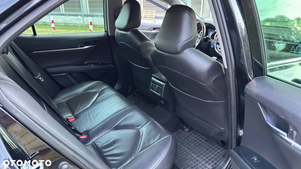 Toyota Camry Luxury - 18