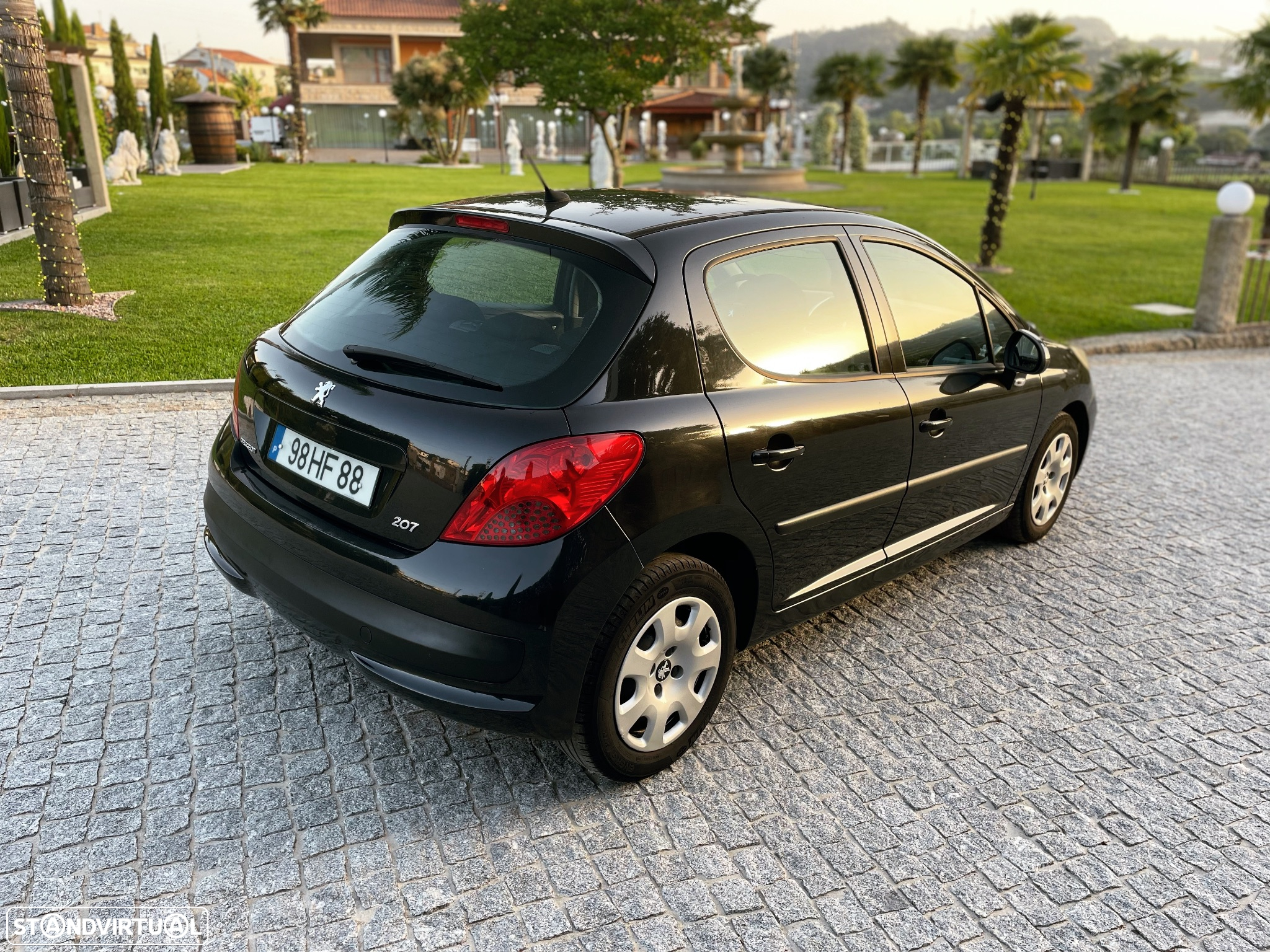 Peugeot 208 - 8