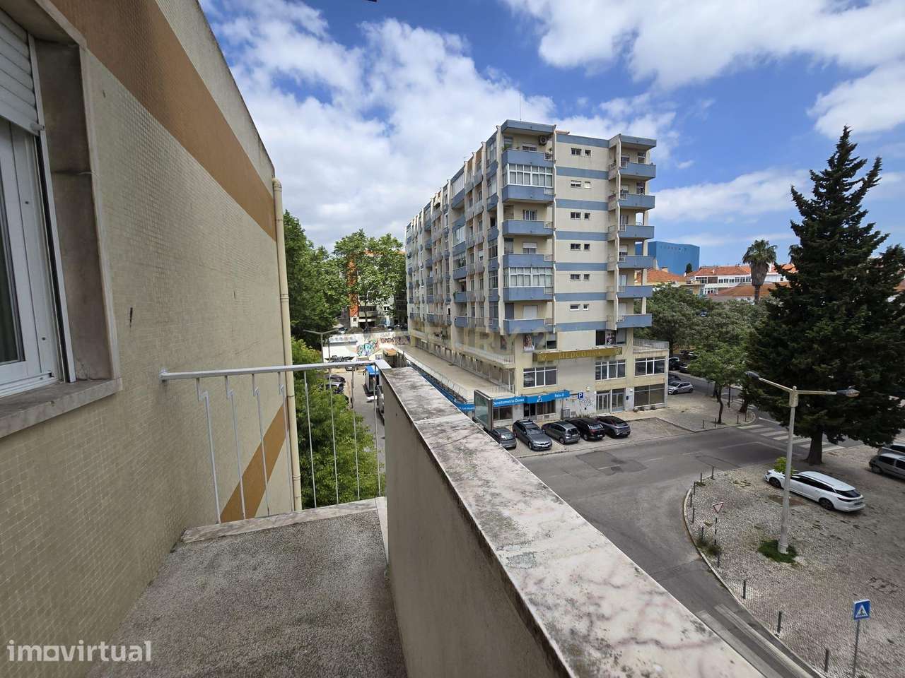 Apartamento Renovado em Almada com Vista e Boa Localização - Grande imagem: 2/13