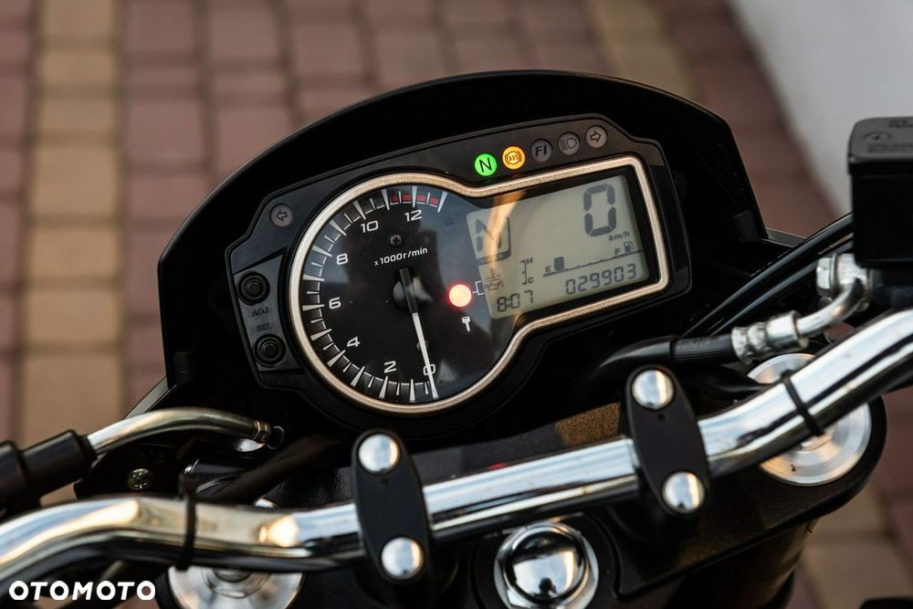 Suzuki GSR - 8