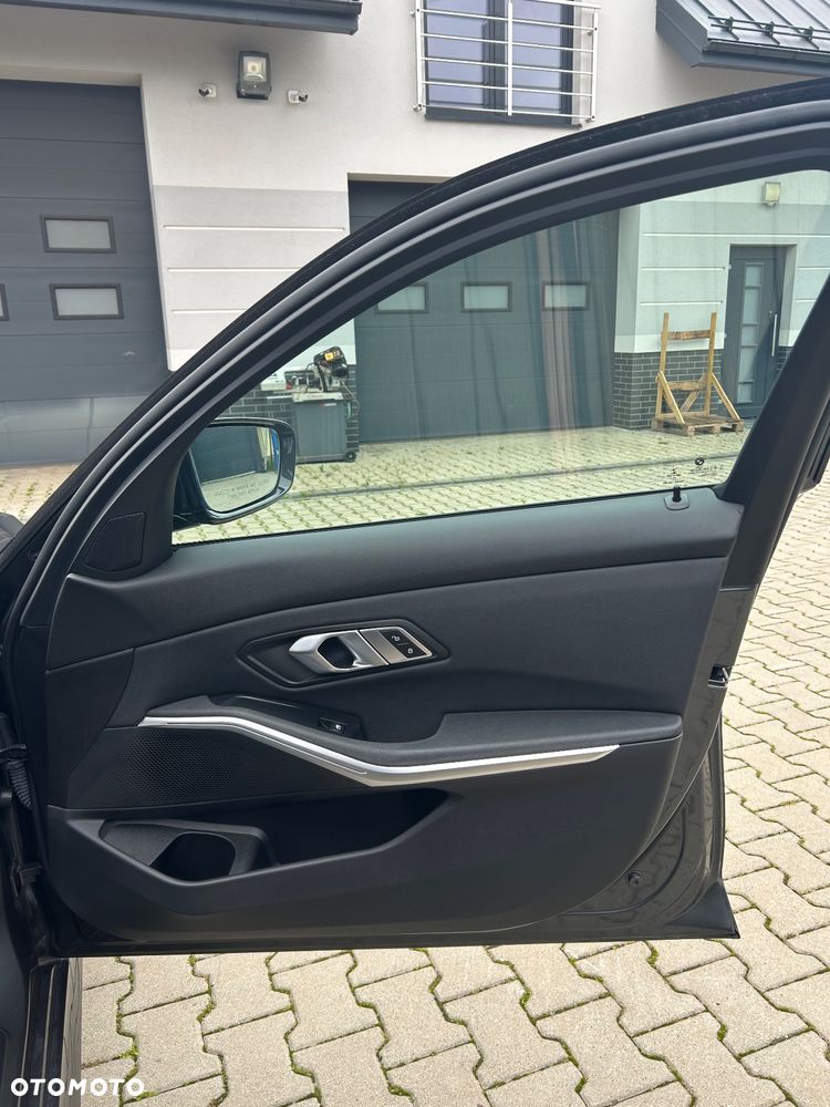 BMW Seria 3 330i - 33