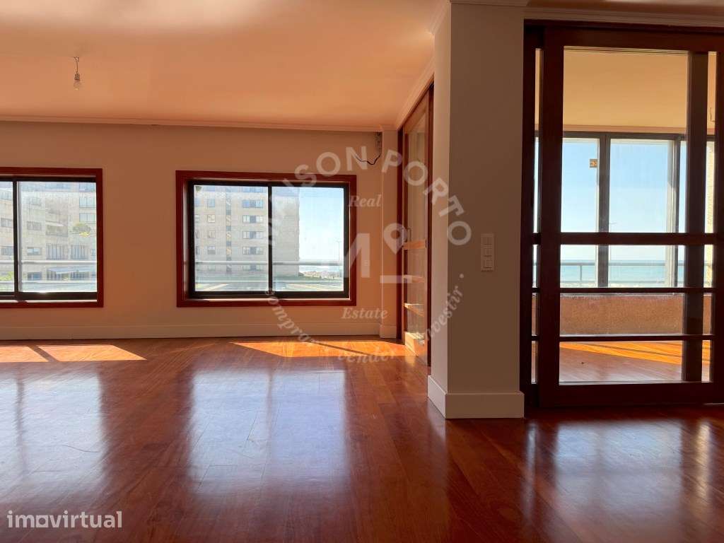 Apartamento T4 com 2 Suites, Vista Mar, Box Fechada e Arrumos em Le... - Grande imagem: 3/48