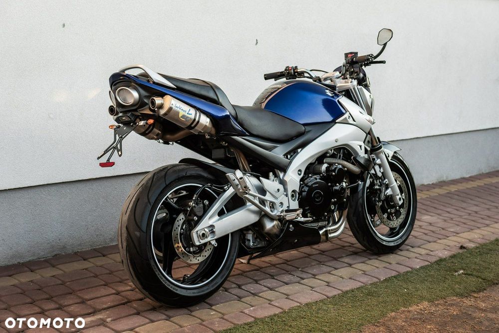 Suzuki GSR - 4