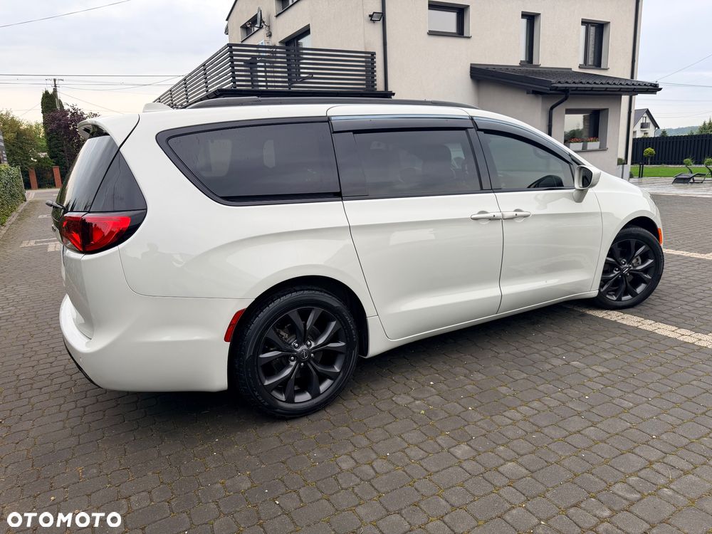 Chrysler Pacifica - 10