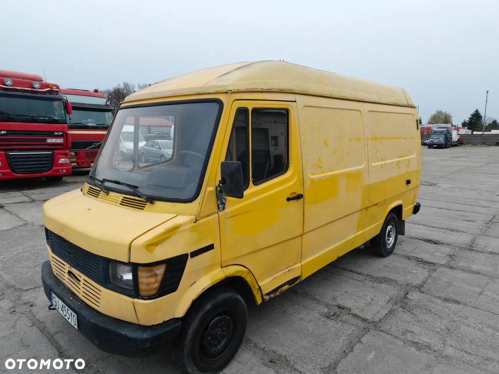 Mercedes-Benz 207 - 1