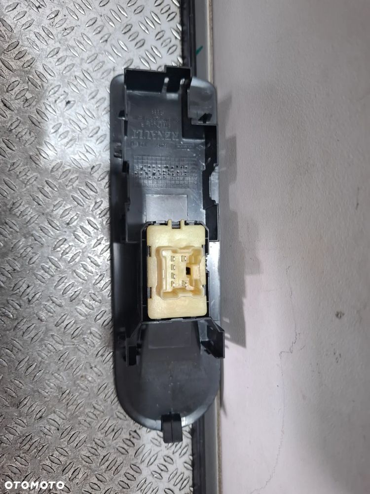 Przełącznik szyby drzwi prawy przód Renault Captur 2015 rok nr 254216614R - 3