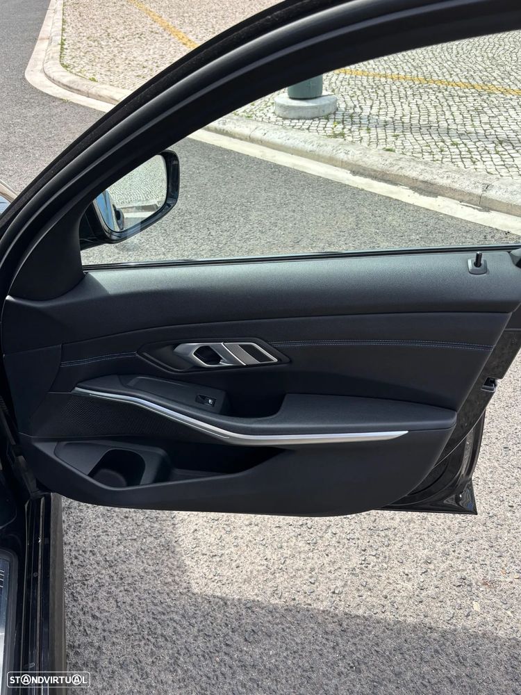 BMW 320 d Pack Desportivo M Auto - 19
