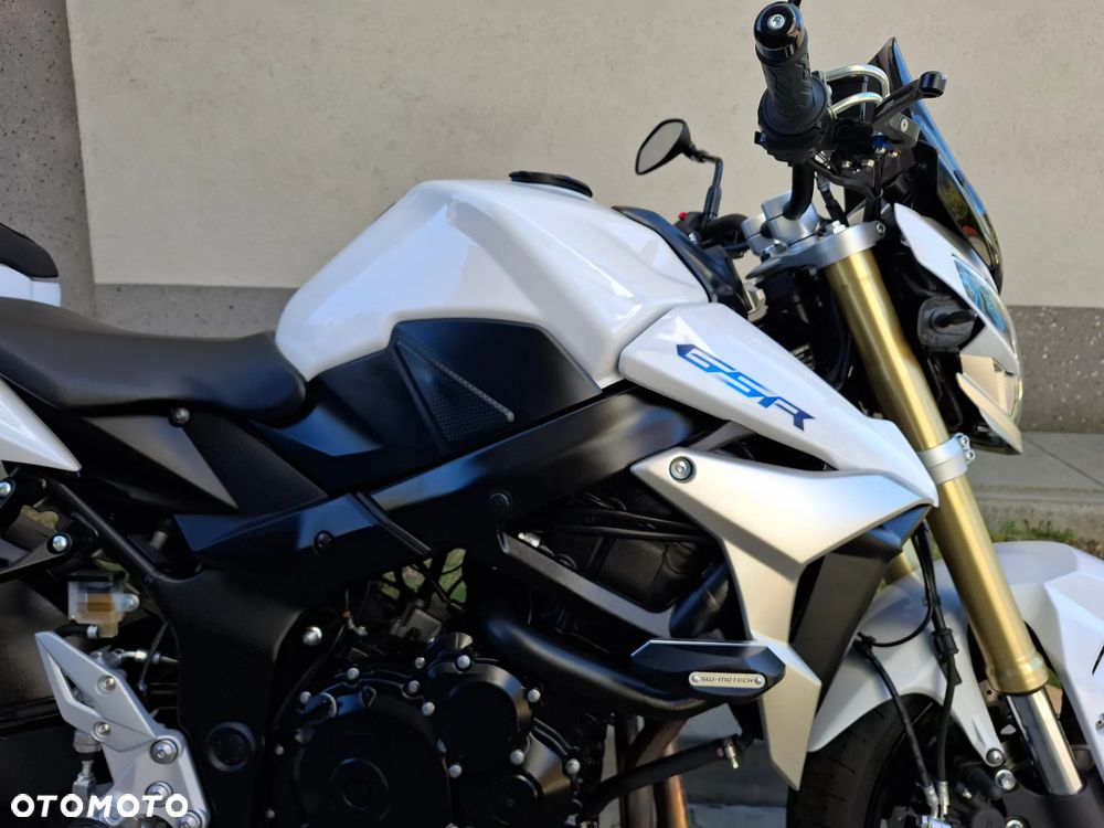Suzuki GSR - 24