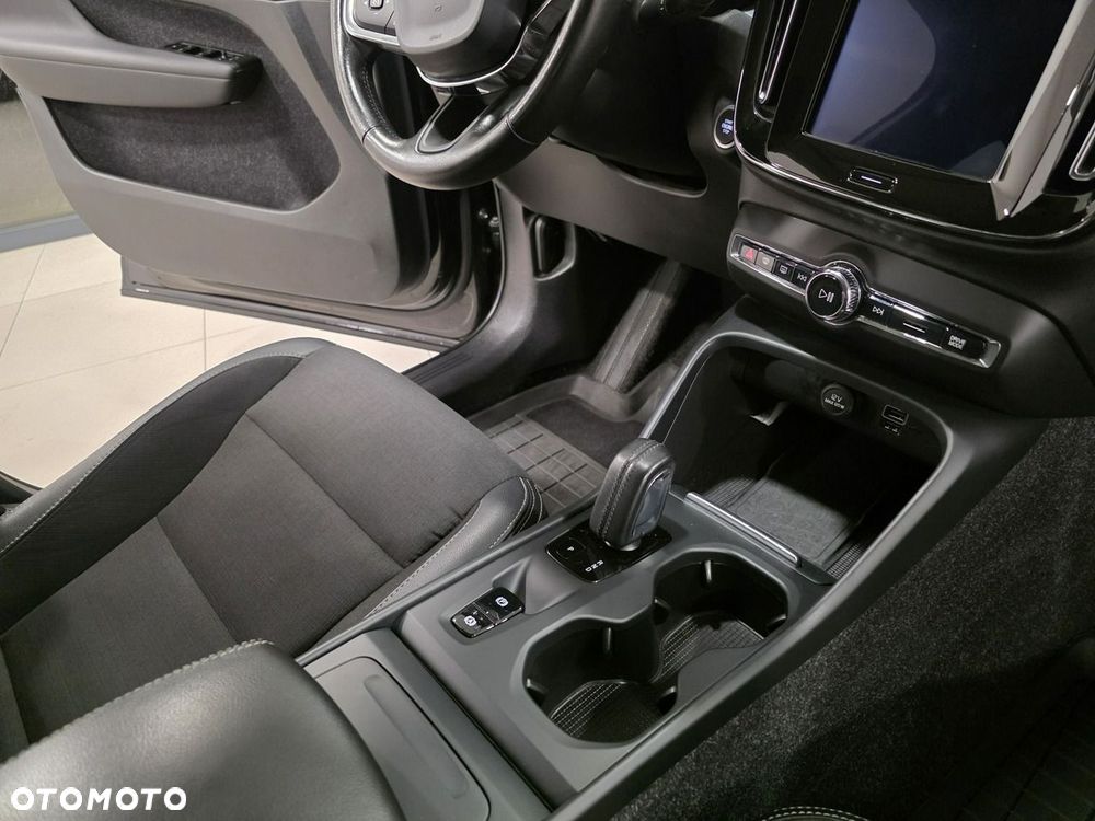 Volvo XC 40 D4 AWD Geartronic Momentum Pro - 27