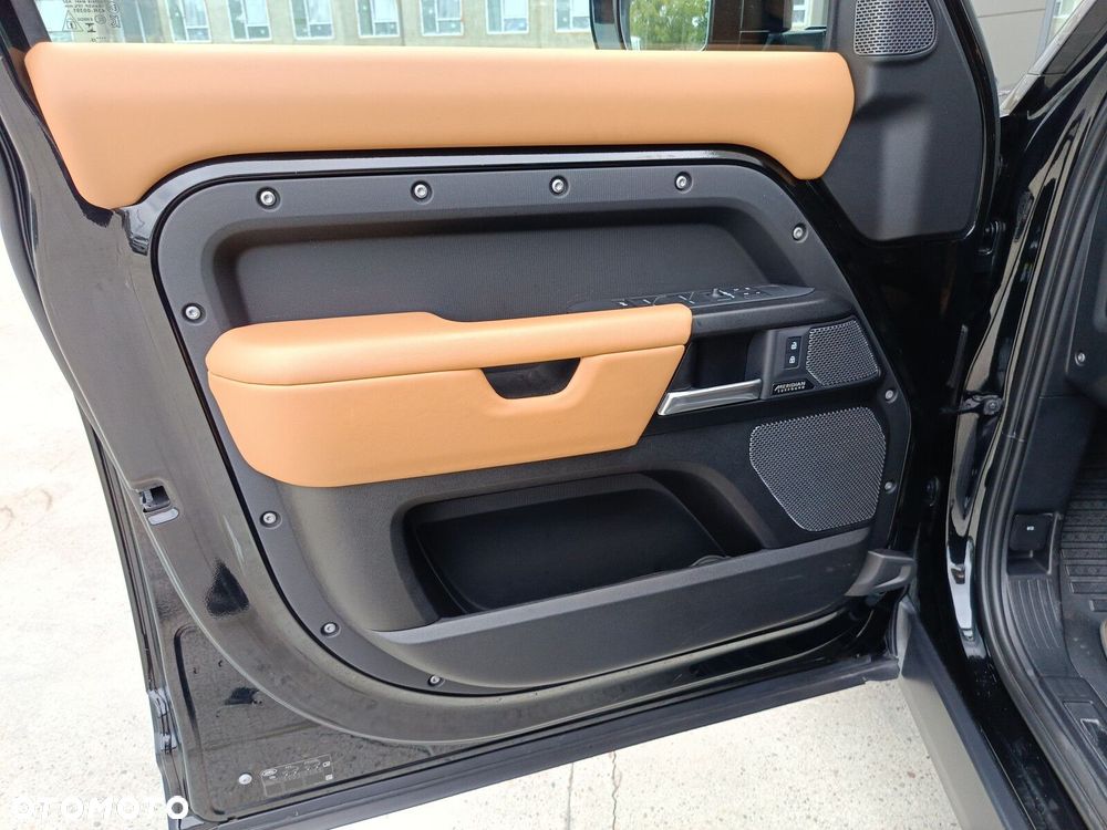 Land Rover Defender - 25