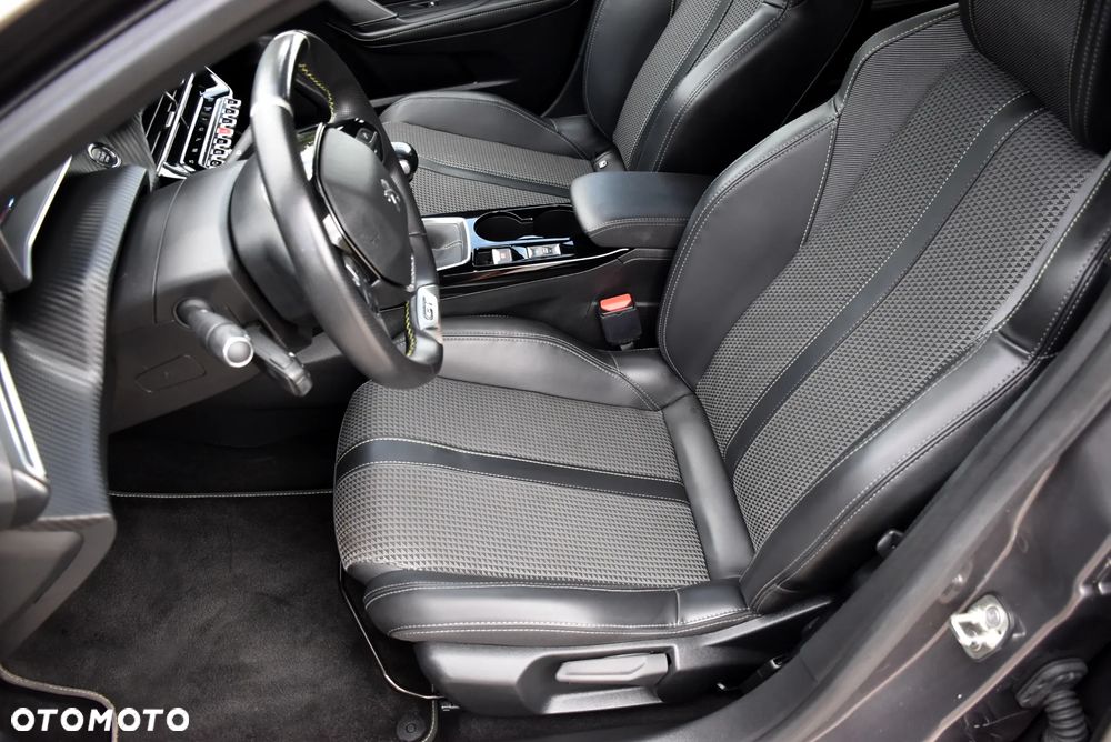 Peugeot 208 - 18