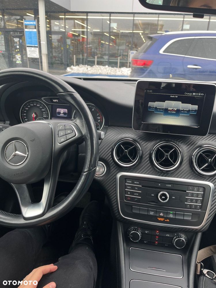 Mercedes-Benz GLA 180 7G-DCT - 9