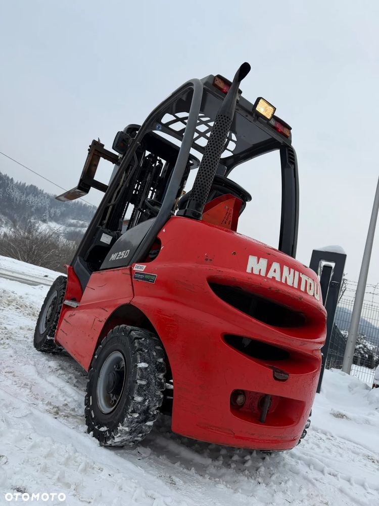 Manitou MI25D Wózek Widłowy 2,5 tony. Posuw Hydrauliczny. Maszt triplex. Wolny skok! Wysokość Podnoszenia 5 metrów. Jak nowy z Salonu. Pochodzi z Norweskiego Gospodarstwa! Aktualne przeglądy DEKRA i serwisy! Opony jak Nowe. Silnik Yanmar. Małe gabarety bardzo zwrotna maszyna! Zero luzów wycieków i zniszczeń. OKAZJA. Pełny ORYGINAŁ! Rok Prod. 2014. Niski przebieg 3300mtg - 10