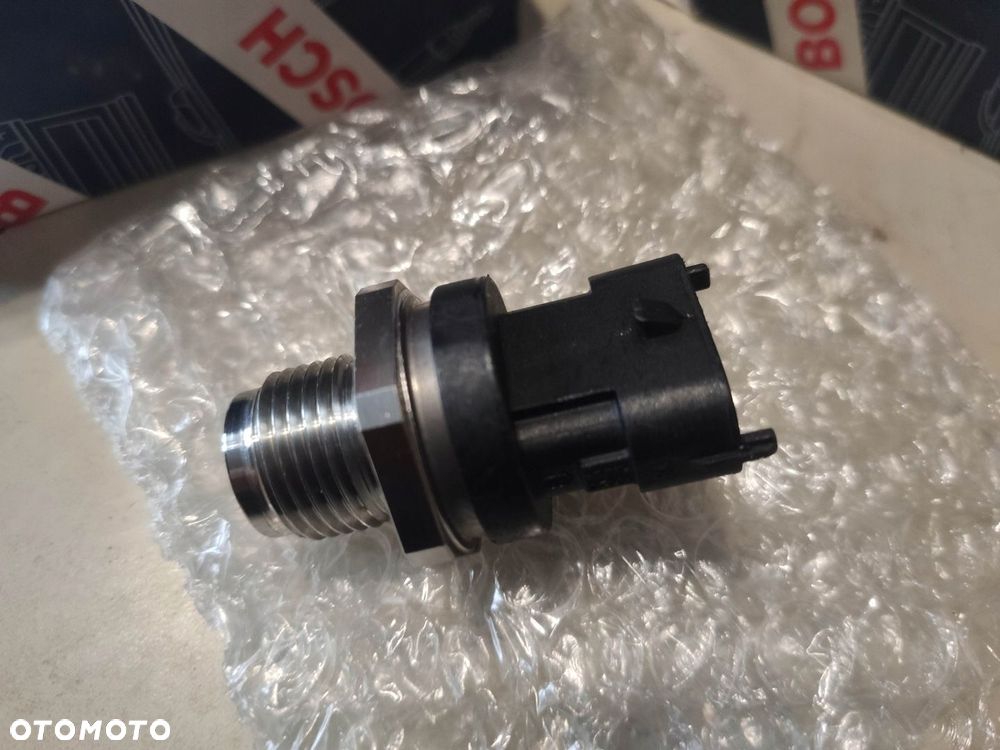 CZUJNIK CIŚNIENIA PALIWA IVECO NEW HOLLAND BOSCH 0281006165 - 2