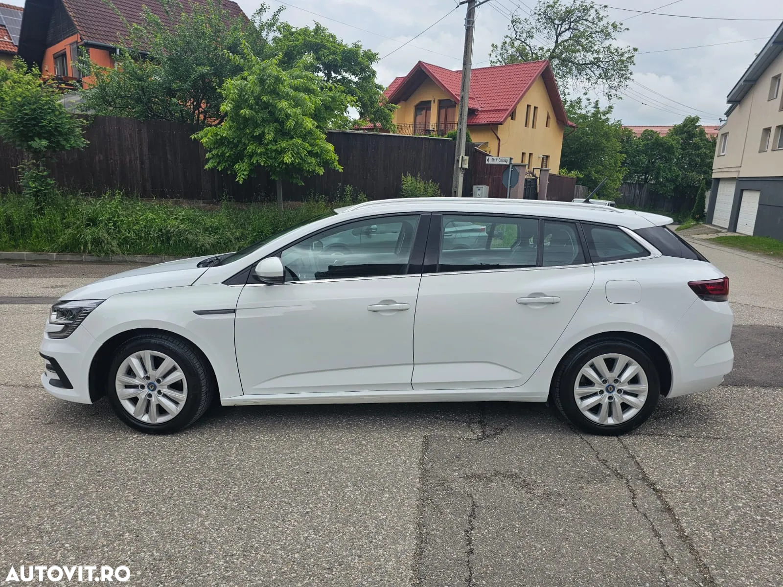 Renault Megane Grandtour E-TECH Plug-in 160 BUSINESS EDITION - 4