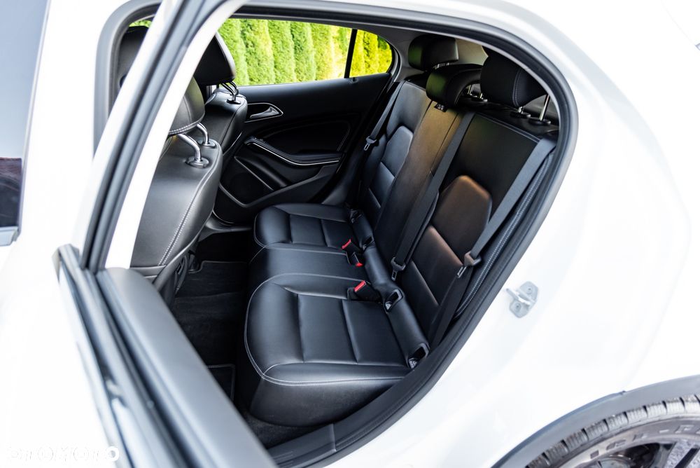 Mercedes-Benz GLA 200 7G-DCT - 21