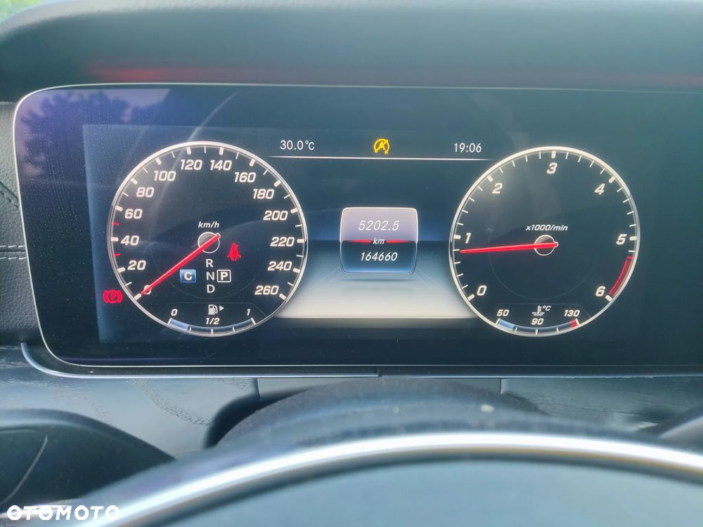 Mercedes-Benz Klasa E 220 d 4-Matic 9G-TRONIC - 28