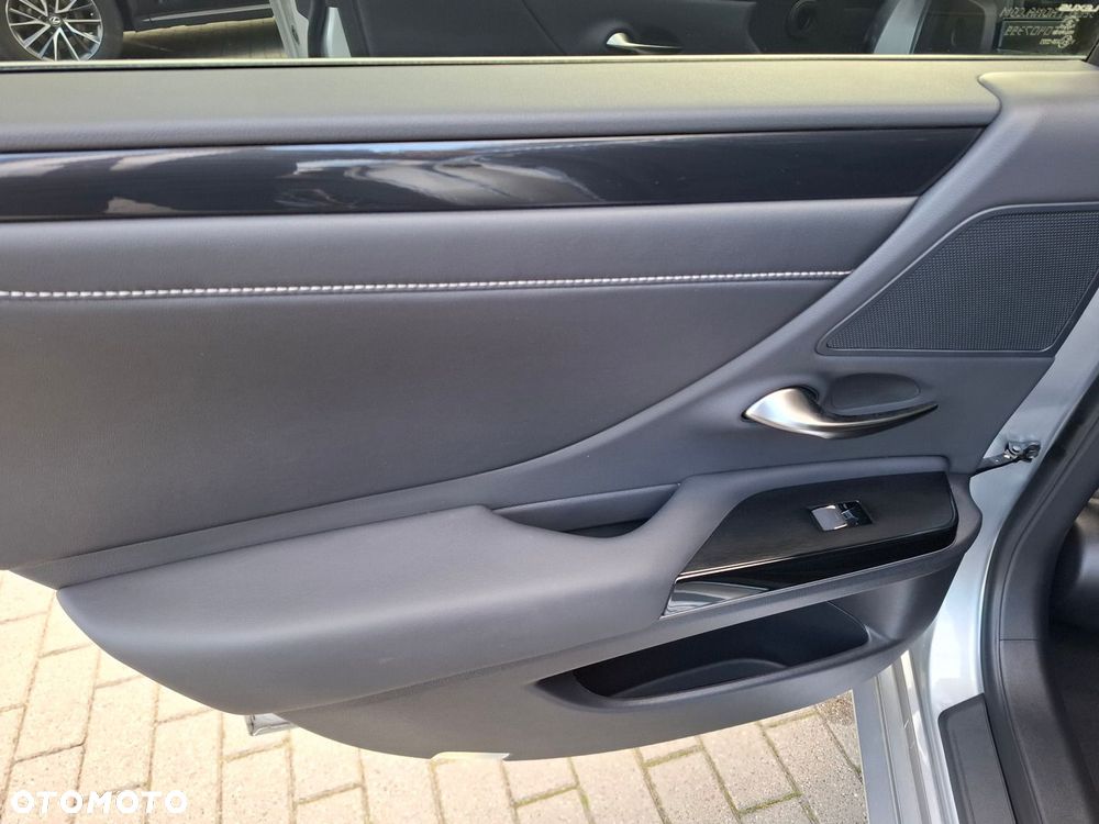 Lexus ES 300h Business Edition - 17