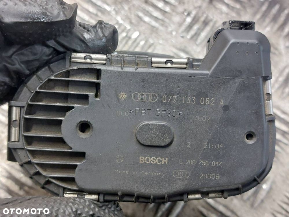 PRZEPUSTNICA AUDI A8 D3 4.2 V8 077133062A - 3