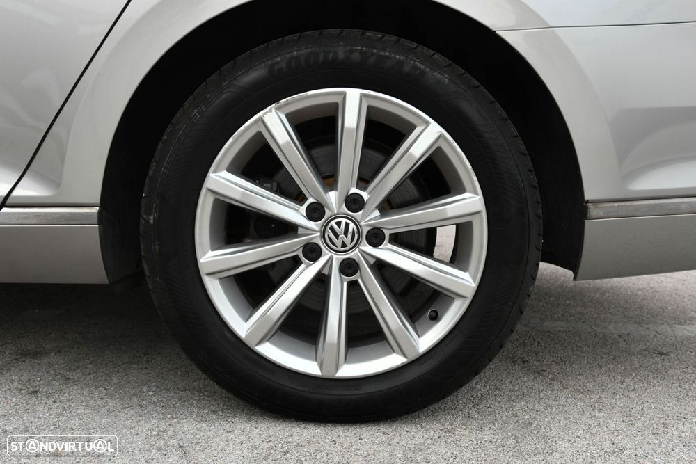 VW Passat Variant 2.0 TDI Highline - 24