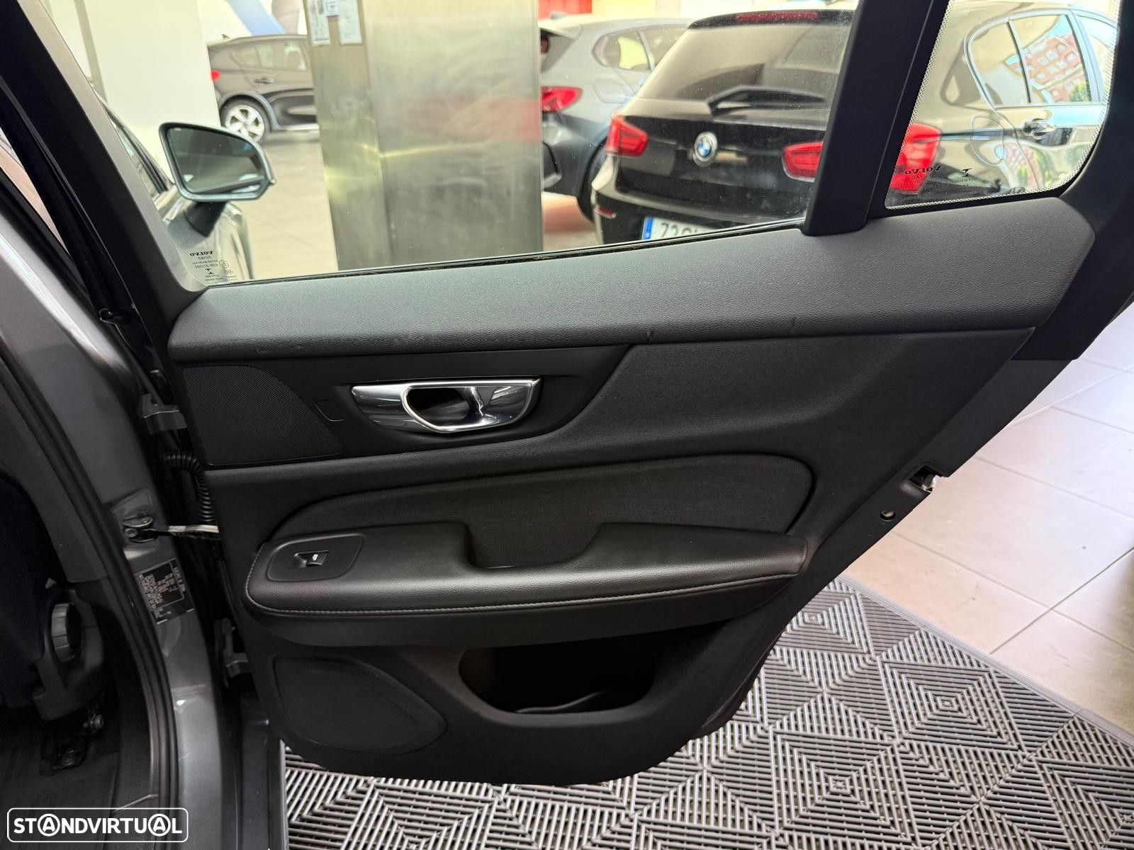 Volvo V60 2.0 D3 Momentum Plus - 40