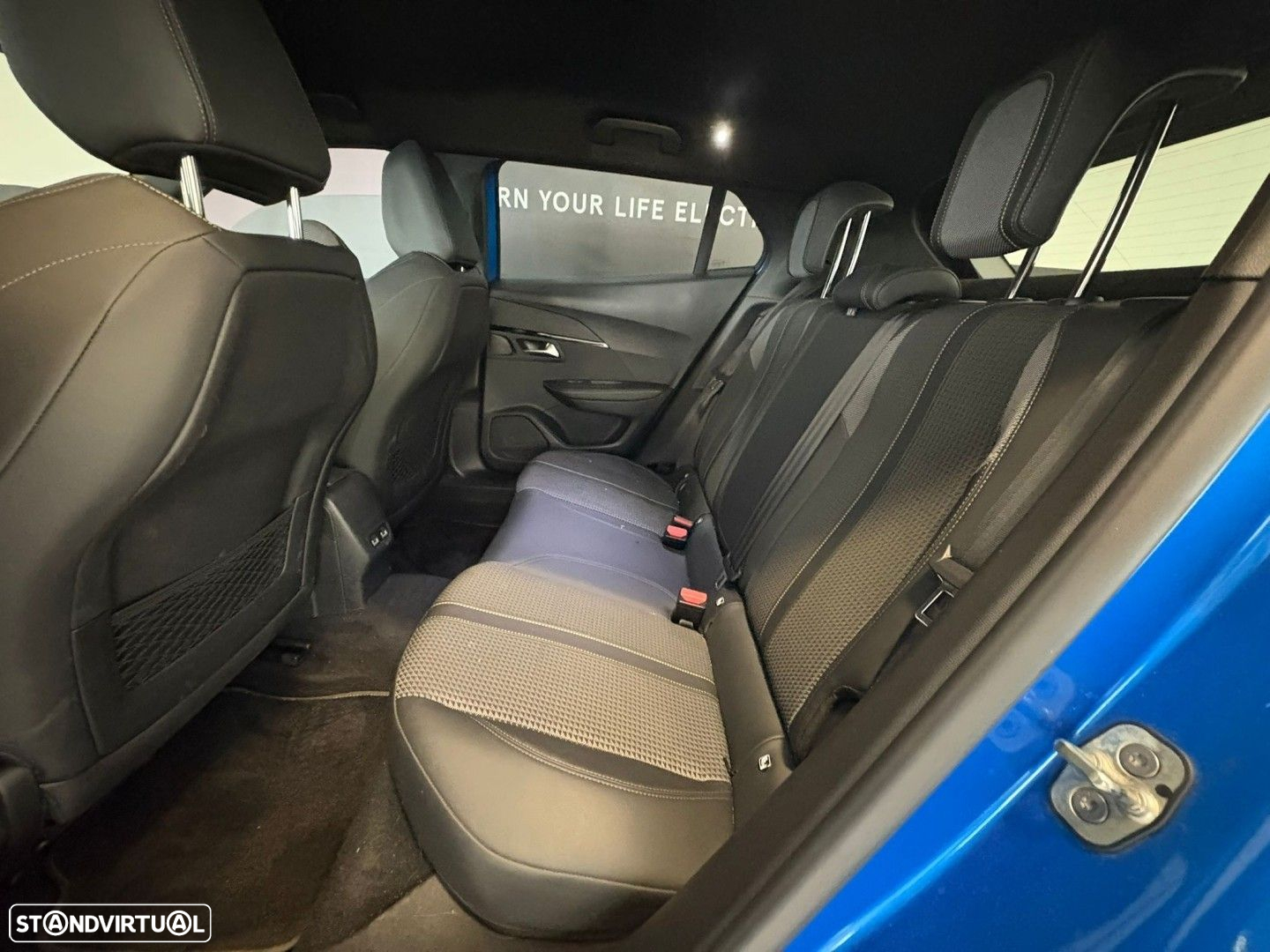 Peugeot e-2008 50 kWh GT - 7