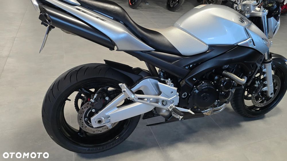 Suzuki GSR - 23