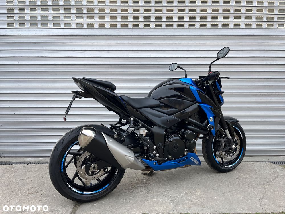 Suzuki GSX - 12