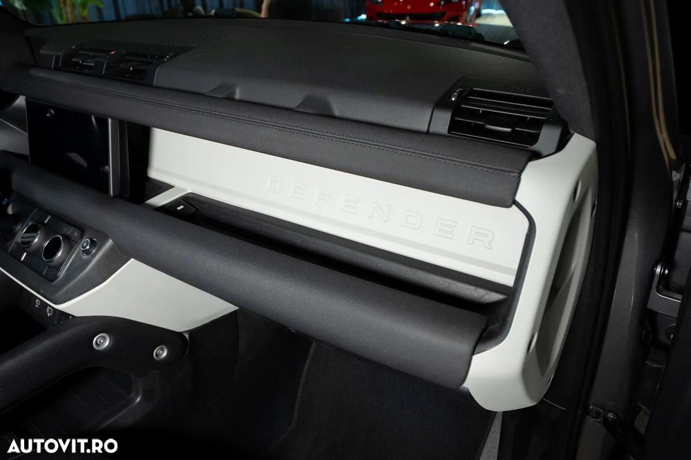 Land Rover Defender - 29