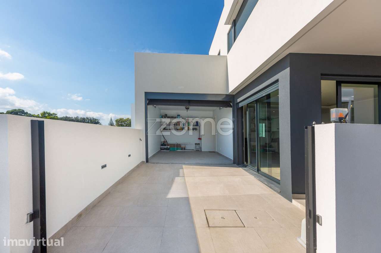 Moradia T3 Nova com Terraços Panorâmicos e Vista Mar na Atalhada - Grande imagem: 4/47