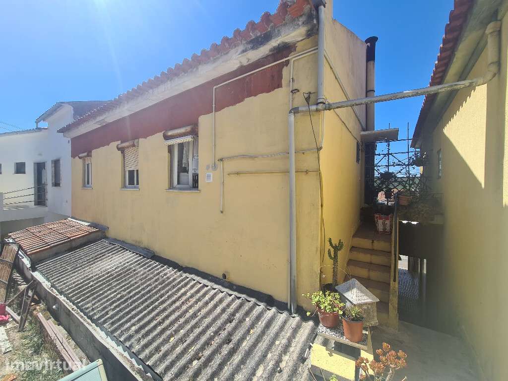 Prédio com T3 com uma loja e garagem em zona de Antanhol - Grande imagem: 2/5