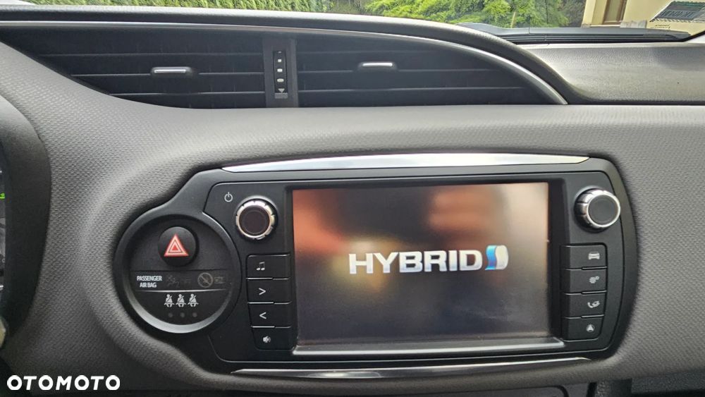 Toyota Yaris Hybrid 100 Dynamic - 31