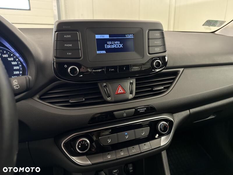 Hyundai i30 1.5 DPI Classic + - 16