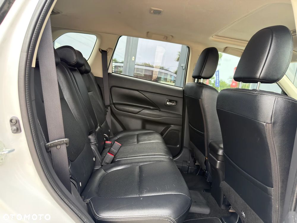 Mitsubishi Outlander Instyle NAVI + - 27