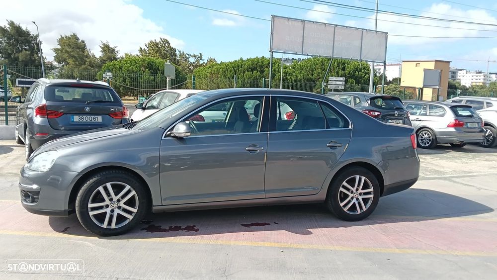 VW Jetta 1.6 TDi Confortline - 11